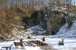 Mundloch der Erdfallhöhle mit Kneipp-Tretbecken in Bad Liebenstein